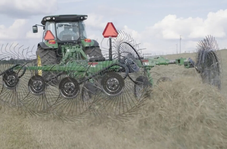 Today, we’re going to show you how to make bigger, fluffier windrows and cleaner bales using a Frontier high capacity carted wheel rake.